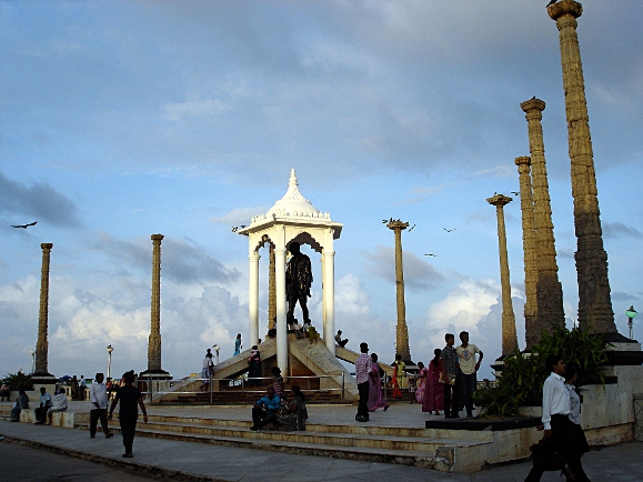 Pondicherry - Avenue Goubert - Statue de Gandhi