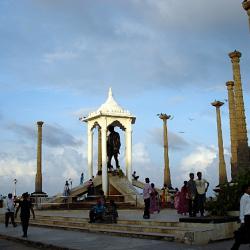 Pondicherry - Avenue Goubert - Statue de Gandhi