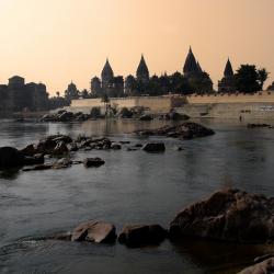 Orchha - Cénotaphes royaux depuis la rivière Betwa