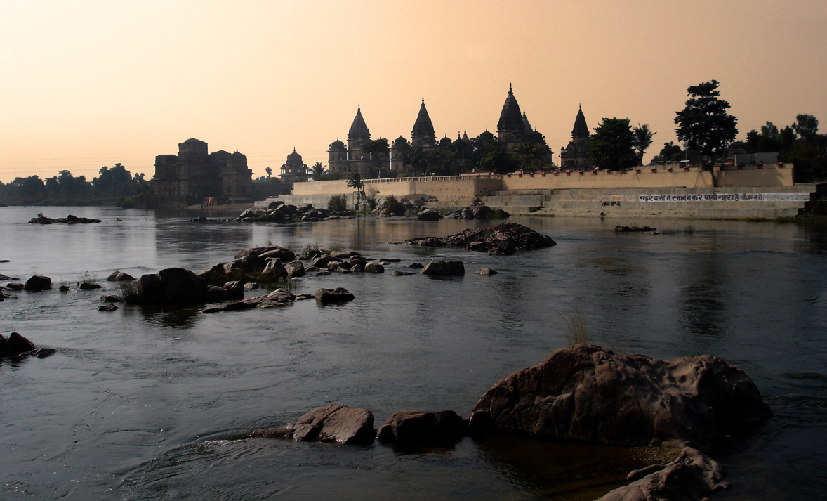 Orchha cenotaphes royaux depuis betwa